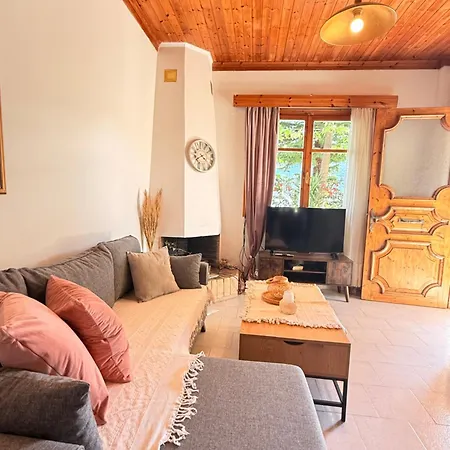 Christina's Sea View House Yénion