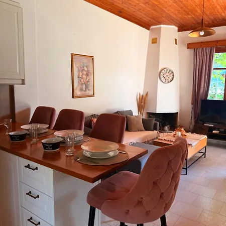 Christina's Sea View House * Yénion